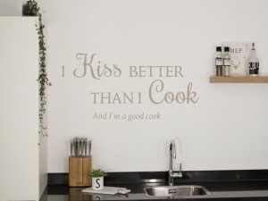 Muursticker "I kiss better than I cook"