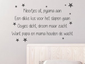 Muursticker "Kleertjes uit, pyjama aan"